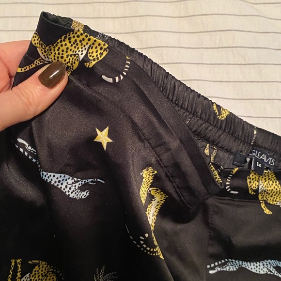 Black satiny pajamas 🐆🌴⭐️ - Picture 11 of 11